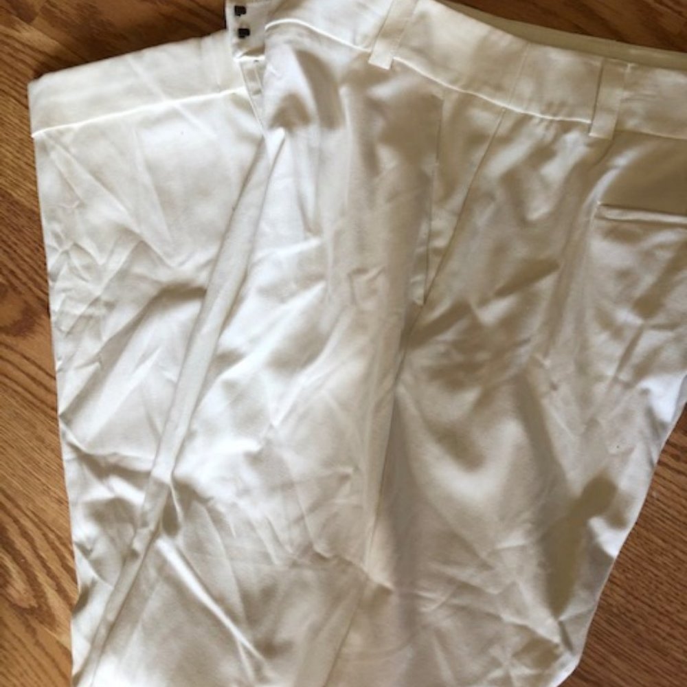 Gorgeous Jennifer Lopez off-white dress slacks